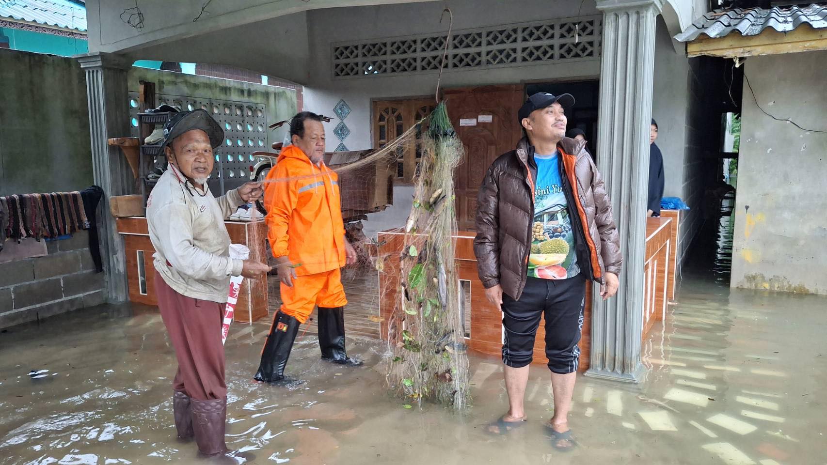ลงพื้นที่ช่วยเหลือและให้กำลังใจแก่พี่น้องตำบลยะรัง ผู้ประสบภัยน้ำท่วมในพื้นที่เขตตำบลยะรัง