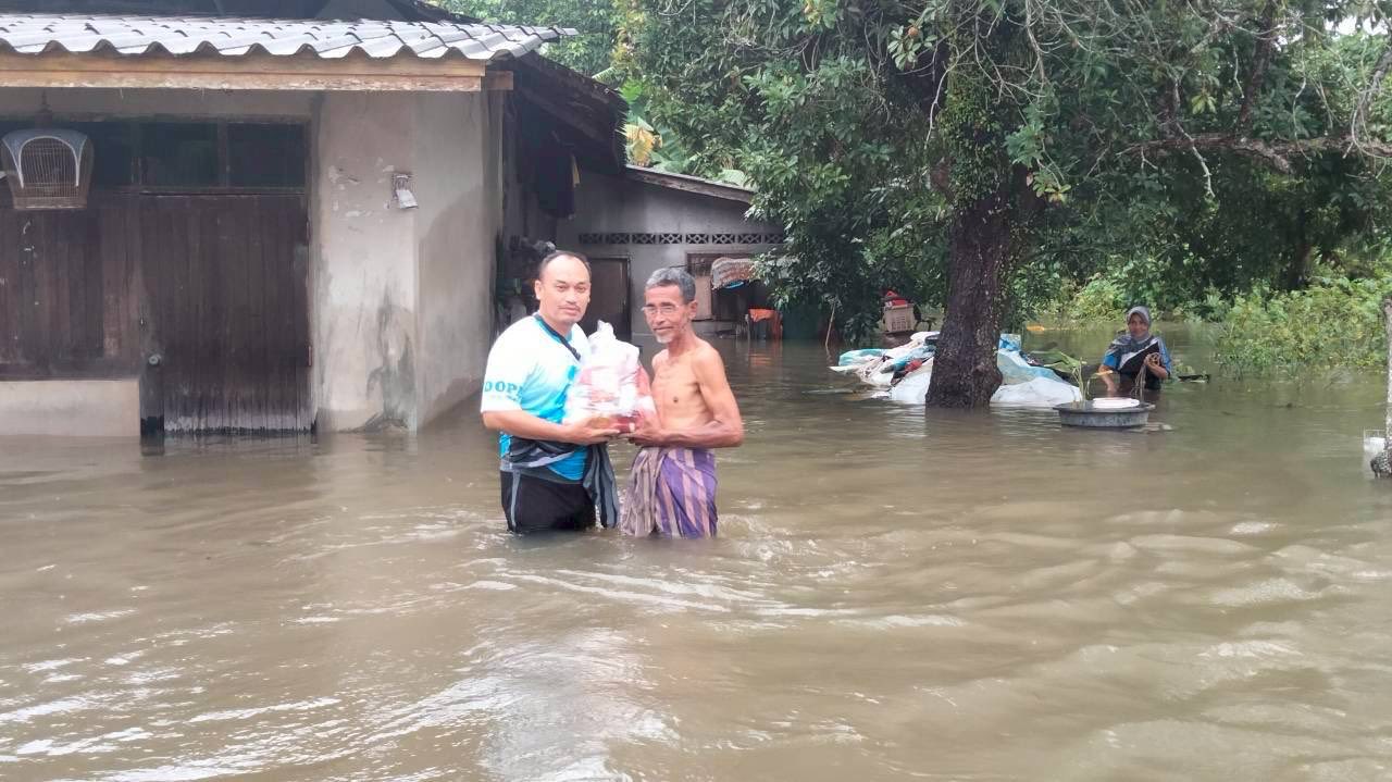 ลงพื้นที่ช่วยเหลือเยี่ยมเยียนให้กำลังใจ และได้แจกถุงยังชีพแก่ผู้ประสบภัยน้ำท่วมในพื้นที่เขตตำบลยะรัง