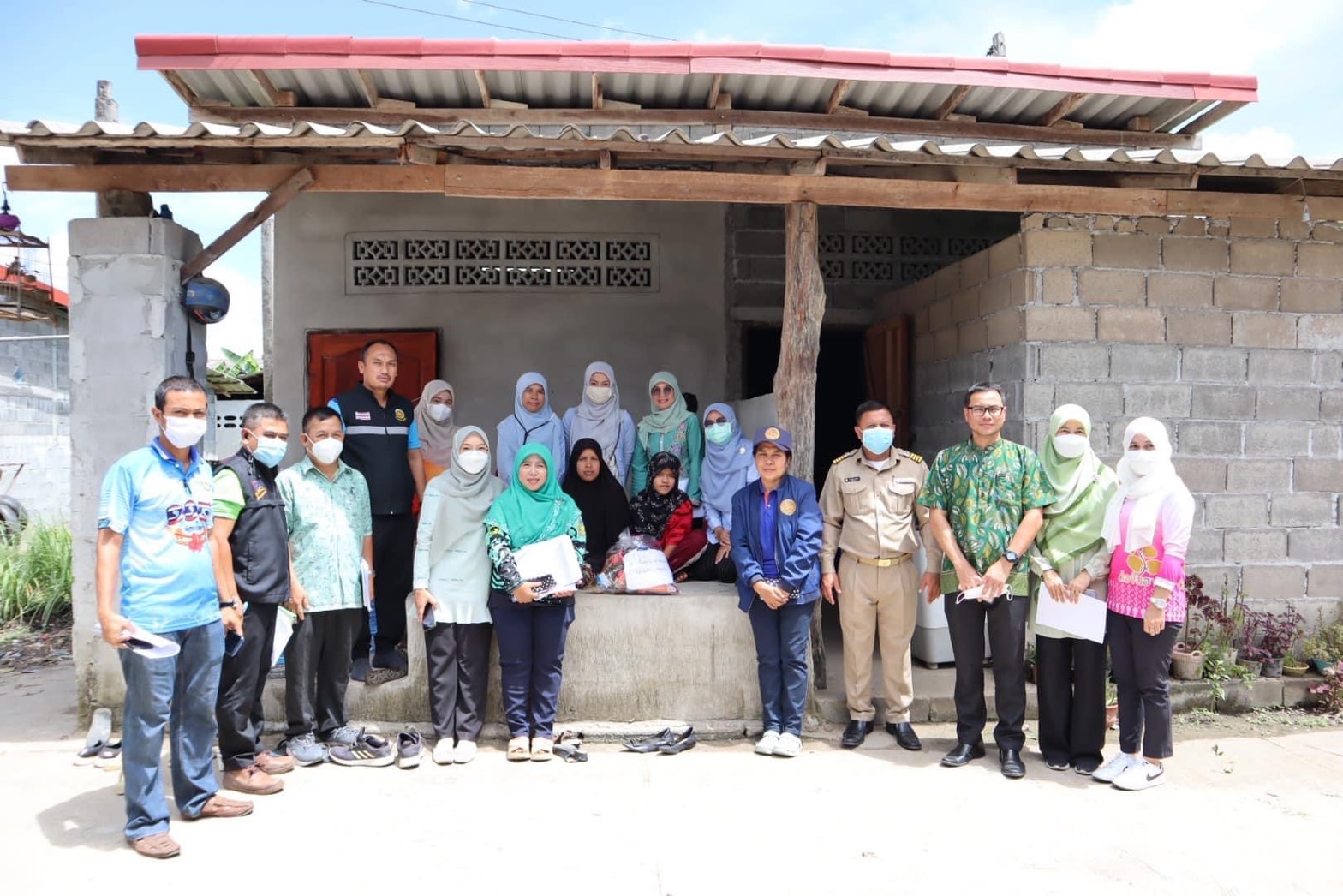 ศูนย์ดำรงธรรม,ปลัดประจำตำบลยะรัง,รพสต.ยะรัง,สสอ.ยะรัง และพมจ.จังหวัดปัตตานี และเจ้าหน้าที่อบต.ยะรัง ลงพื้นเยี่ยมประชาชนขอพระราชทานจากสมเด็จพระกนิษฐาธิราชเจ้า  กรมสมเด็จพระเทพรัตนราชสุดาฯ สยามบรมราชกุมารี